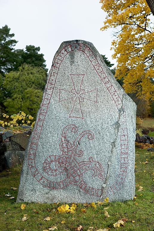 Runes written on runsten, finkornig granit. Date: V